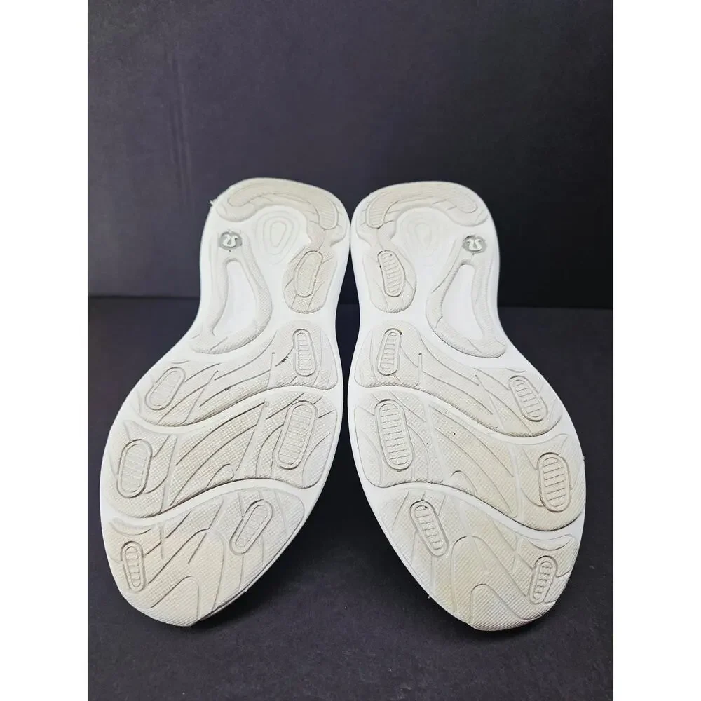 Lululemon Women 5.5 Comfy footwear